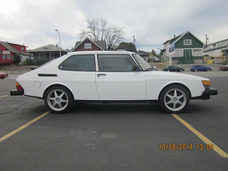 Illustration for article titled For $1,400, Could This 1982 Saab 900 Turbo Be Your White Knight?